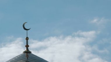 Müslüman hilal bulutlar gökyüzü bir minare üzerinde. Yakın çekim.