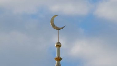 Timelapse. Altın hilal beyaz bulutlar cennet bir mavi zemin üzerine İslam Camii minare üzerinde. Yakın çekim.