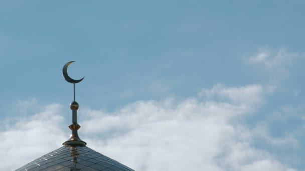 Ένα Μουσουλμανικό Μισοφέγγαρο Στο Μιναρέ Στον Ουρανό Σύννεφα Κοντινό Πλάνο — Αρχείο Βίντεο