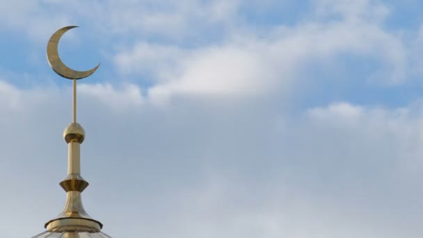 Bulutlar Hızla Hareketli Arka Planı Çerçevenin Sol Köşedeki Müslüman Minare — Stok video
