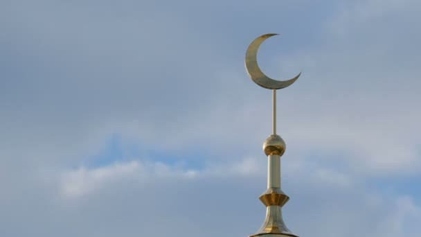 Ein goldener Halbmond auf dem Minarett der Moschee gegen den Himmel mit sich schnell bewegenden Wolken in der rechten Ecke des Rahmens. Nahaufnahme. Zeitraffer. — Stockvideo