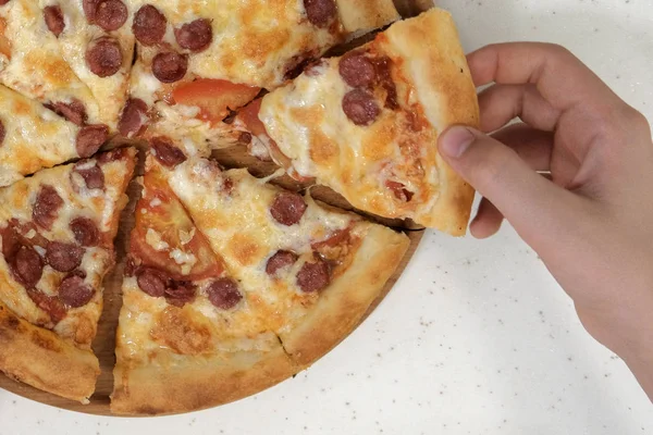 Pojke Hand Tar Pizza Slice Från Träplatta Närbild Visa — Stockfoto
