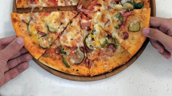 Due Mani Prendono Pezzi Torta Con Salsiccia Verdure Formaggio Spezie — Foto Stock