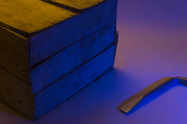 Köröm Egy Fából Készült Doboz Közelében Fekszik Ragyogó Lila Fény — Stock Fotó