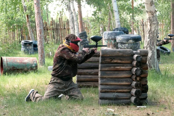 Ekstrem Sporlar Için Ormanda Düzenli Depolama Bir Adam Koruyucu Kıyafetli — Stok fotoğraf