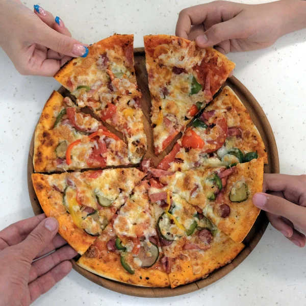 Quatre Personnes Prennent Des Morceaux Pizza Dans Une Assiette Bois — Photo