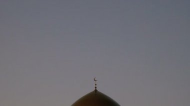 Sabah gökyüzü arka planı Müslüman caminin minaresi zirvesine. Timelapse.