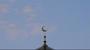Timelapse. Altın hilal beyaz bulutlar cennet bir mavi zemin üzerine İslam Camii minare üzerinde. Yakın çekim.