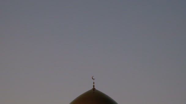 Cumbre Del Minarete Mezquita Musulmana Sobre Fondo Del Cielo Matutino — Vídeo de stock