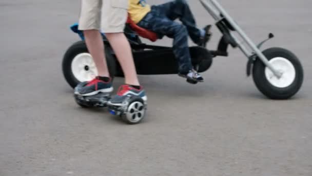 Blurry Les Jambes Sont Rapprochées Les Enfants Font Vélo Hoverboard — Video