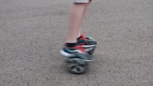 Adolescente Cavalca Hoverboard Due Ruote Auto Bilanciante Cerchio Movimento Sull — Video Stock