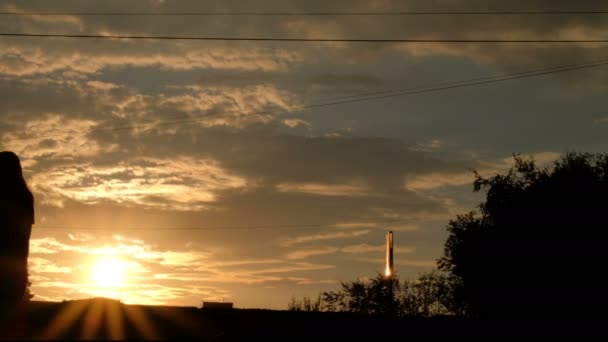 Vita cittadina al tramonto. Silhouette di pedoni, ciclisti e auto . — Video Stock