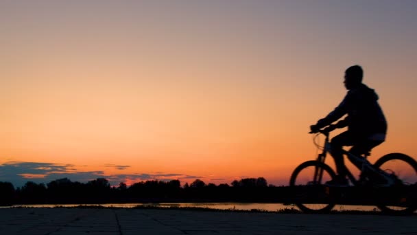 Adolescente Temprano Mañana Amanecer Por Noche Atardecer Una Bicicleta Pasea — Vídeos de Stock