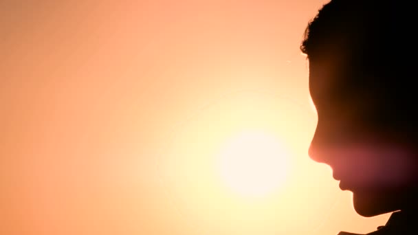 Silhouette Eines Teenager Profils Gegen Die Sonne Öffnet Der Typ — Stockvideo