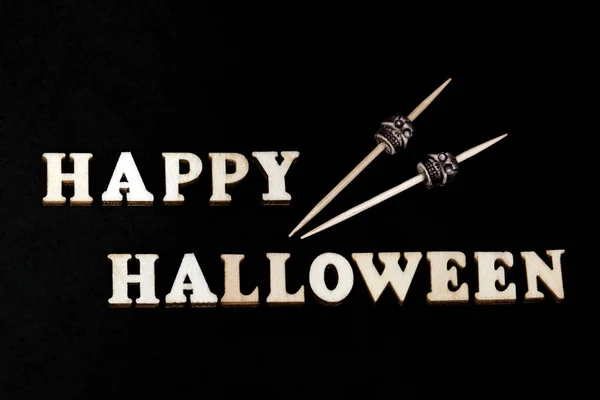 Inscripción Happy Halloween Está Hecha Letras Madera Sobre Fondo Negro — Foto de Stock