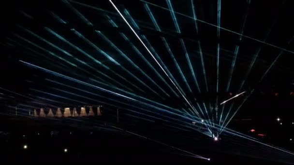 Lasershow Gatan Semestern Abstrakta Mångfärgade Strålar Lysa Natten — Stockvideo