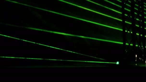 Lasershow Lichtstrahlen Unterschiedlicher Farben Blitzen Abstrakt Vor Dunklem Hintergrund Auf — Stockvideo