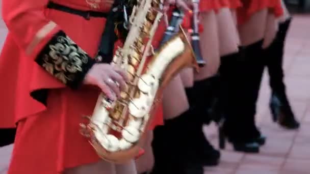 Dęta Kostanai Dziewczyny Ubrania Hussar Czerwone Czarne Buty Grać Saksofony — Wideo stockowe