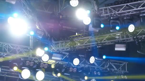 Концертне світло і дим на концерті під час дощу. Освітлювальне обладнання з різнокольоровими балками. Фонові знімки . — стокове відео
