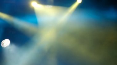 Konser ışık ve duman. Parlak sarı ve mavi ışınlar projektörler sahne alanı'nda. Bulanık. Arka plan görüntüleri.