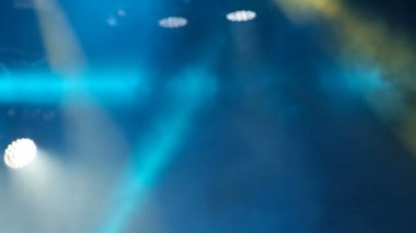 Duman rock konser sahne üzerinde yanıp sönen mavi ve sarı ışık. Bulanık. Arka plan görüntüleri.