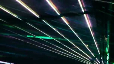 Festival performans. Farklı renkleri Flash karanlık bir arka plan karşı soyut ışık ışınları lazer.