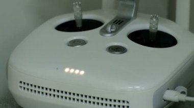 Uyarı ışıkları yanıp sönen beyaz Denetim Masası'ndan quadrocopter pilde şarj sırasında. Yakın çekim. Döngüler