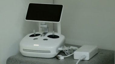 Monitör ve kontrol paneli dron. Şarj pilleri ve uyarı ışıkları yanıp sönüyor. Döngü.