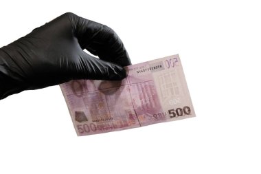 Beş yüz Euro bir siyah lastik eldiven bir adamın sol elinde. Beyaz arka plan üzerinde izole. Kopya alanı.