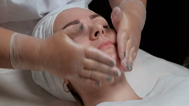 Carboxytherapy 美容院的美容师手开始用闭着眼睛的美丽女孩的脸清洗 肥皂泡沫在年轻女性皮肤上的应用程序 — 图库视频影像