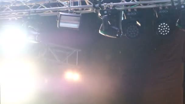 Koncert Fény Füst Esőben Fényes Sárga Kék Gerendák Projektorok Színpadon — Stock videók