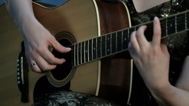 Tellere Parmak Parmaklar Üzerinde Odaklanın Bir Kız Bir Akustik Gitar — Stok video