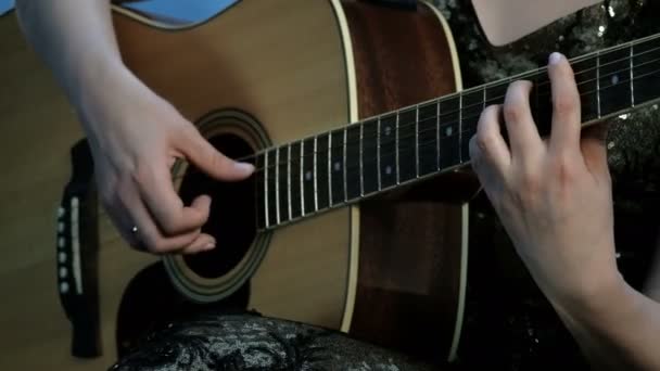 Bir Kız Bir Akustik Gitar Oynamaktan Yakın Çekim Akorları Fretboard — Stok video