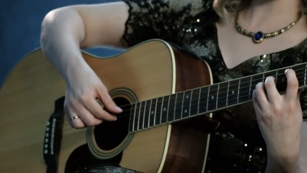 Una Chica Con Collar Cuello Toca Una Guitarra Acústica Mano — Vídeos de Stock