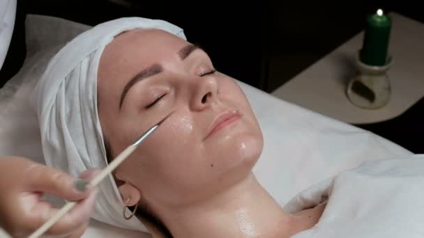 Professionell Kosmetolog Tillämpa Kosmetiska Mask Kvinnliga Ansikte Skönhetssalongen Förfarandet För — Stockvideo