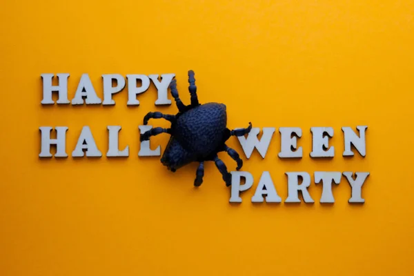 黑色蜘蛛而不是字母 在一个时髦的题字快乐的万圣节派对 在明亮的橙色背景上的木制字母字 所有圣徒节日的设计模板 Copyspace — 图库照片