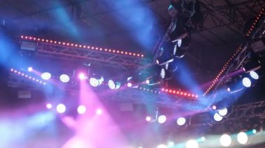 Birçok lambalar ve konser sahnede projektörler. Sanatçı veya rock müzisyenleri performansı sırasında şenlikli bir çok renkli ışık.