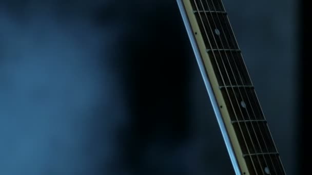 Gryf Gitary Pierwszym Planie Zbliżenie Kobiece Palce Dziewczyna Sukience Koncert — Wideo stockowe