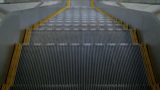 Gros Plan Des Marches Escalator Montant Les Pieds Gars Arrivent — Video