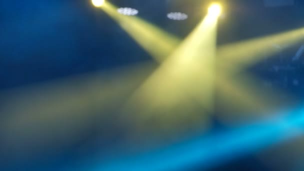 Villogó kék és sárga fény a füst a rock koncert helyszínén. Elmosódott háttér felvétel.