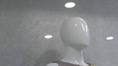 İndirimler ve satış alışveriş kavramı. Bir kadın beyaz manken Başkanı.