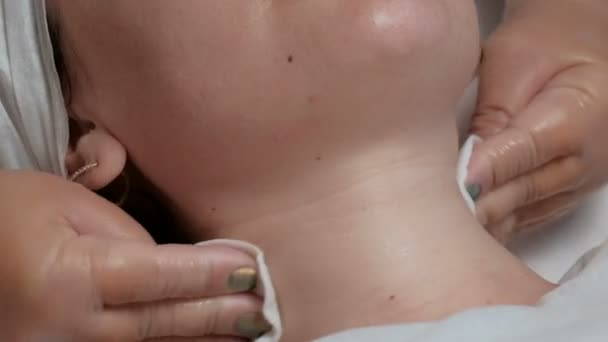 Las Manos Esteticista Con Guantes Transparentes Limpian Piel Del Cuello — Vídeo de stock