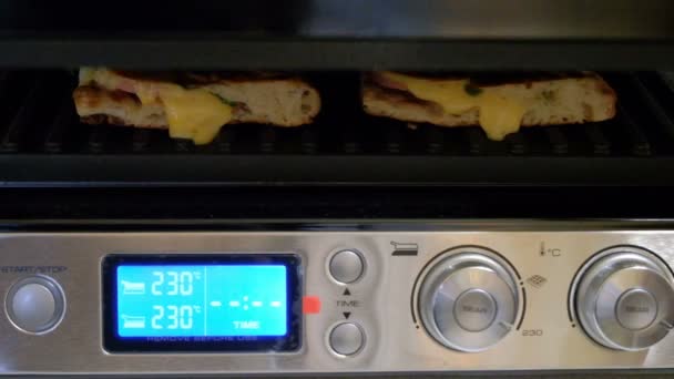 Desayuno Caliente Rápido Cocinar Pan Con Queso Salchicha Una Parrilla — Vídeos de Stock