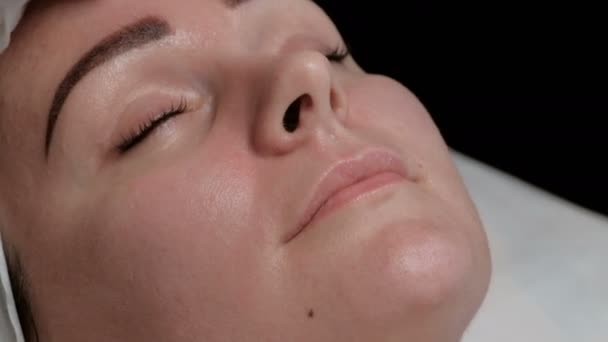 Косметолог Потирає Ніс Щоки Жінки Кабінеті Косметологічного Центру Обличчя Красивої — стокове відео