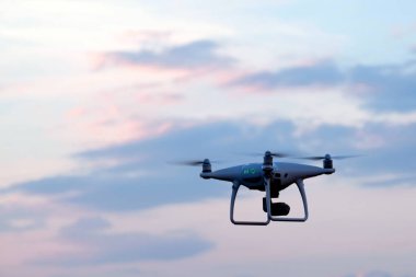 Sabah veya akşam uçuş quadcopter. Bulutlar gökyüzü insansız hava aracı. Hava video görüntüleri. Kopya alanı.