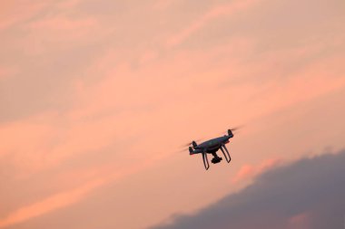 Sabah veya uçuş quadrocopter şafak veya alacakaranlık akşam. Bulutlar gökyüzü insansız hava aracı. Havadan fotoğraf ve video. Kopya alanı.