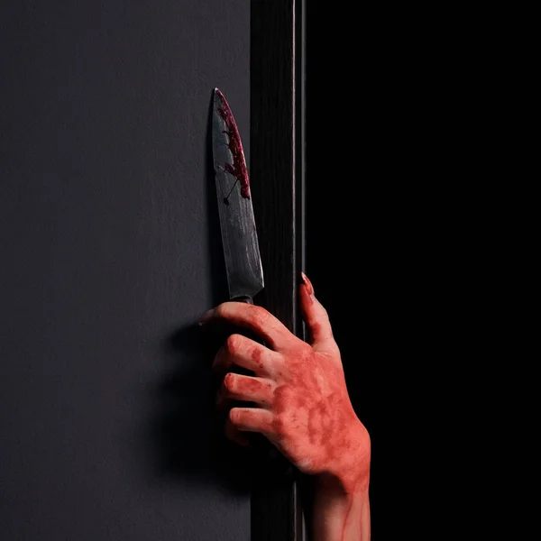 Ręka Wychodzi Zza Ściany Krwawy Nóż Koncepcja Celebracja Halloween Szczelnie — Zdjęcie stockowe
