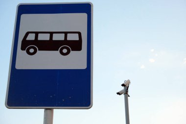 Mesafe iki kamera ayağı üzerinde kal. Otobüs istasyonu işareti yakın çekim ile.