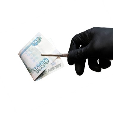 Bir adam 1000 ruble siyah Medikal Ürünler cımbızla tutar.