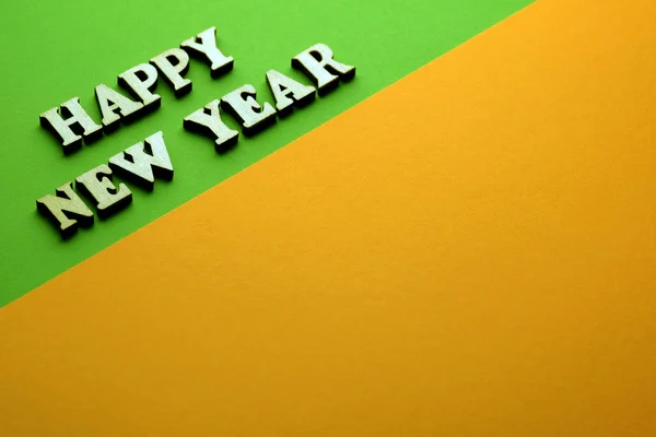 Zdjęcie na nowy rok na zielonym tle pomarańczowy. — Zdjęcie stockowe